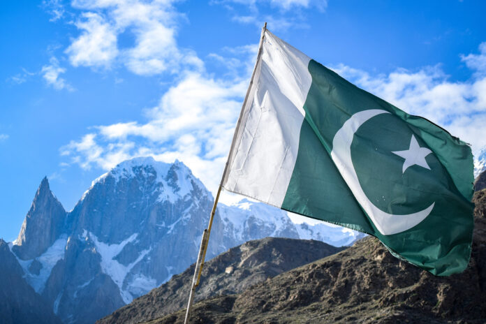 Bandiera e montagne del Pakistan (Fonte: Flickr)