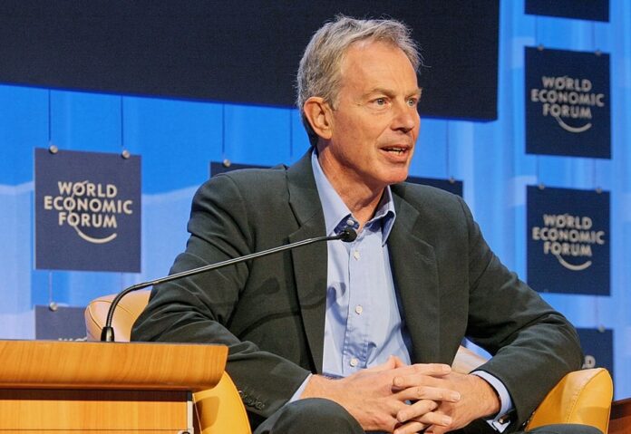 Tony Blair alla conferenza stampa di apertura dell'Annual Meeting del World Economic Forum di Davos nel 2008 (Fonte: Wikipedia)